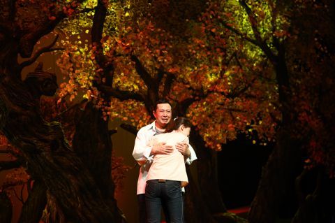 话剧金色的胡杨新疆最美村官在贫瘠的土地写下赤诚