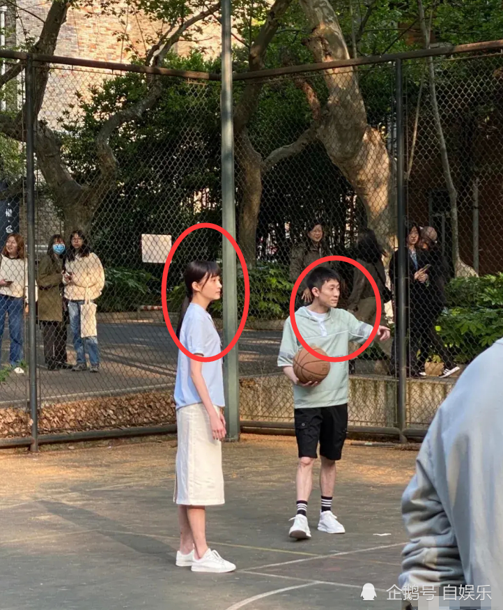 张一山关晓彤大学拍戏被偶遇,生图暴露真实身高,张一山有一米七?