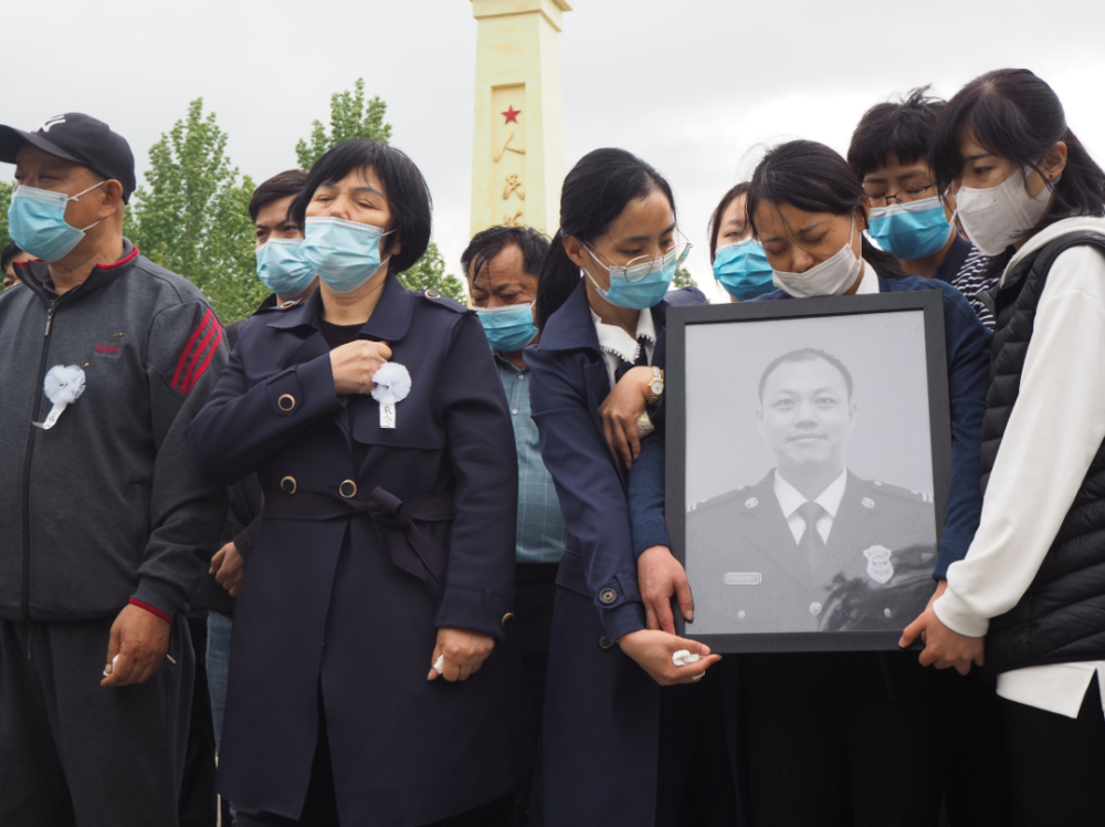 雨泪纷飞河北两名80后烈士魂归故里航空最高礼仪迎接