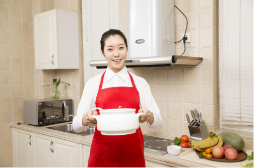 45岁住家保姆坦言8千工资工作看似简单可我每天都是神经紧绷