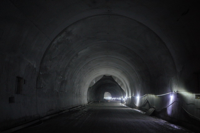 派墨公路多雄拉隧道出口段实景(2020年12月7日摄).