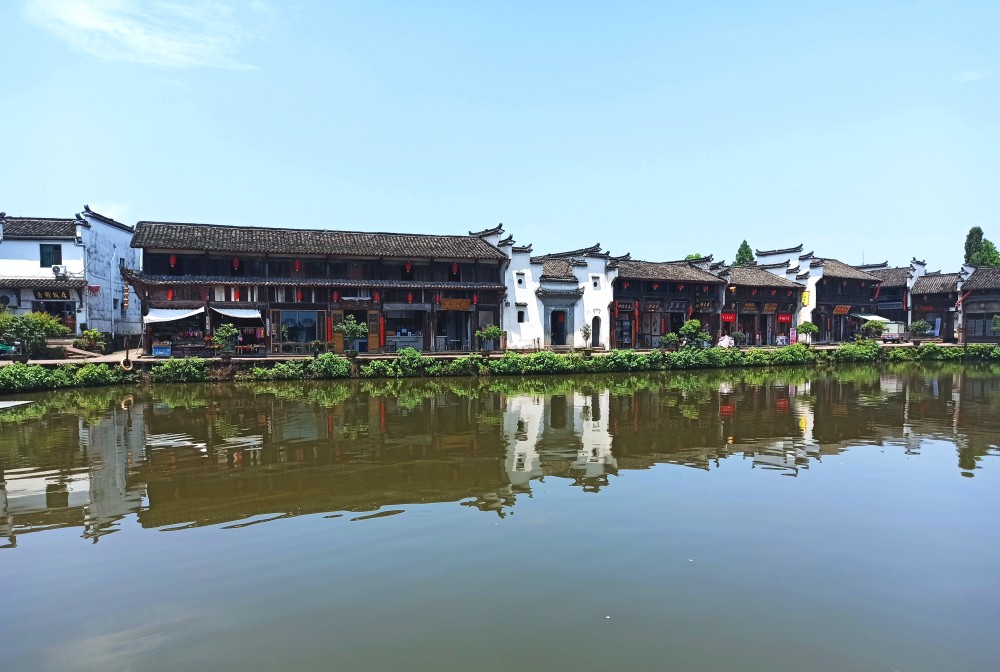 两天前,在兰溪文旅上海推介市集上,看了特色非遗,特色美食制作和展示