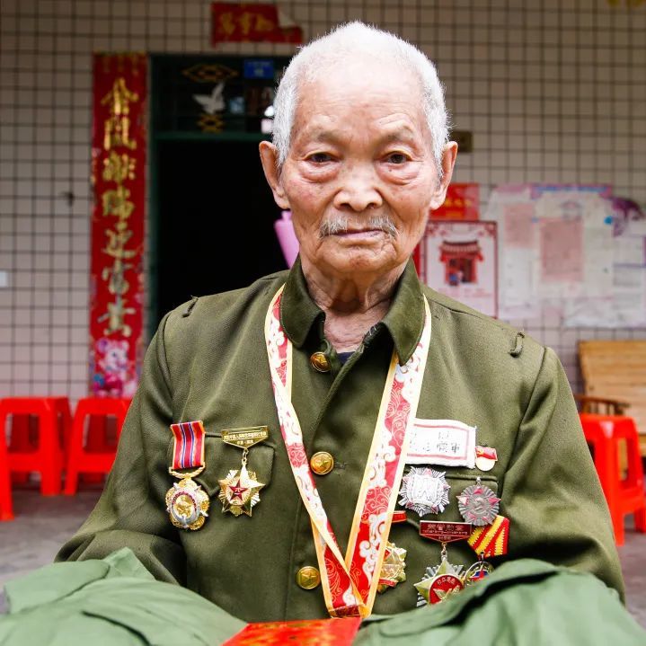 1952年隨連隊搶修鳳城縣大保區飛機場,個人榮獲