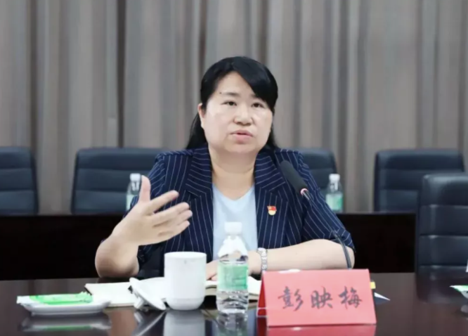 彭映梅成四川最年轻正厅