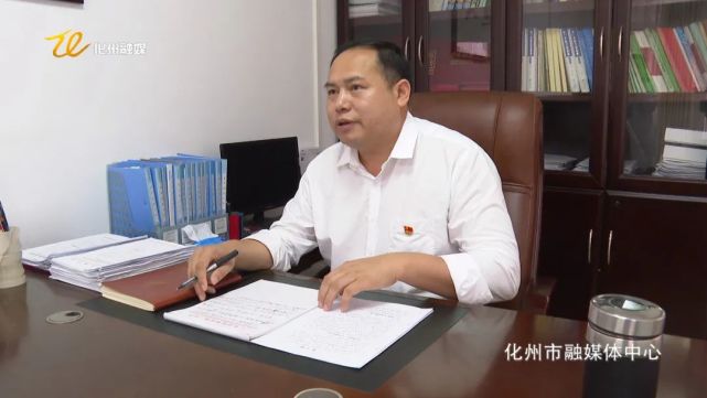 李耀富是我市第三中学校长,自参加工作以来,他始终心系教育事业,在