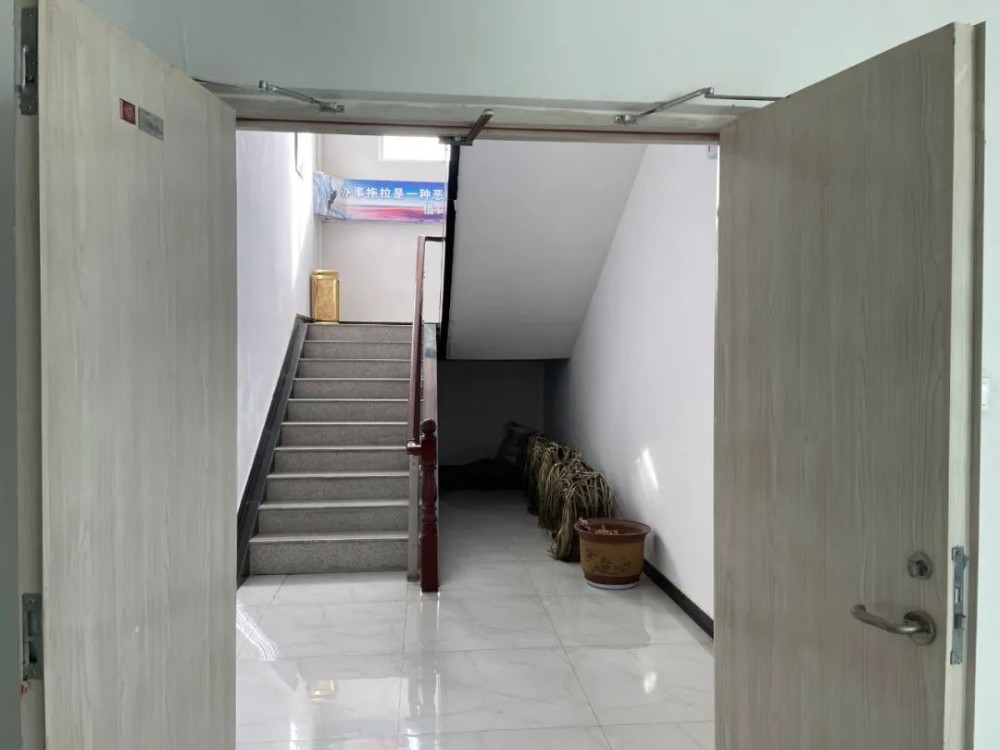 存在隐患:南侧疏散楼梯未设置封闭楼梯间,二层南侧疏散楼梯未设置疏散