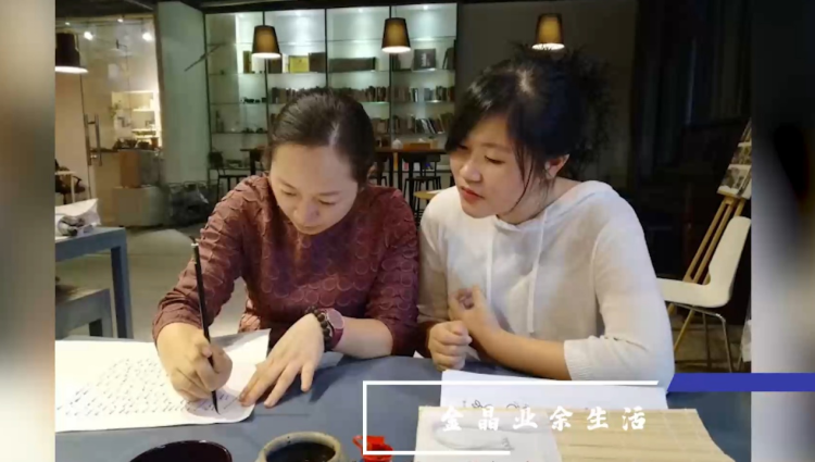 深圳市司法局党员先锋法援律师金晶侧耳倾听亦是援助