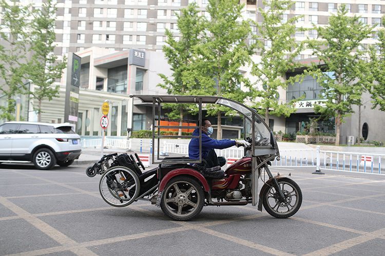 5月10日,朝阳区高碑店东路,赵灵骑着改装的残摩去上班,单程需要一个多