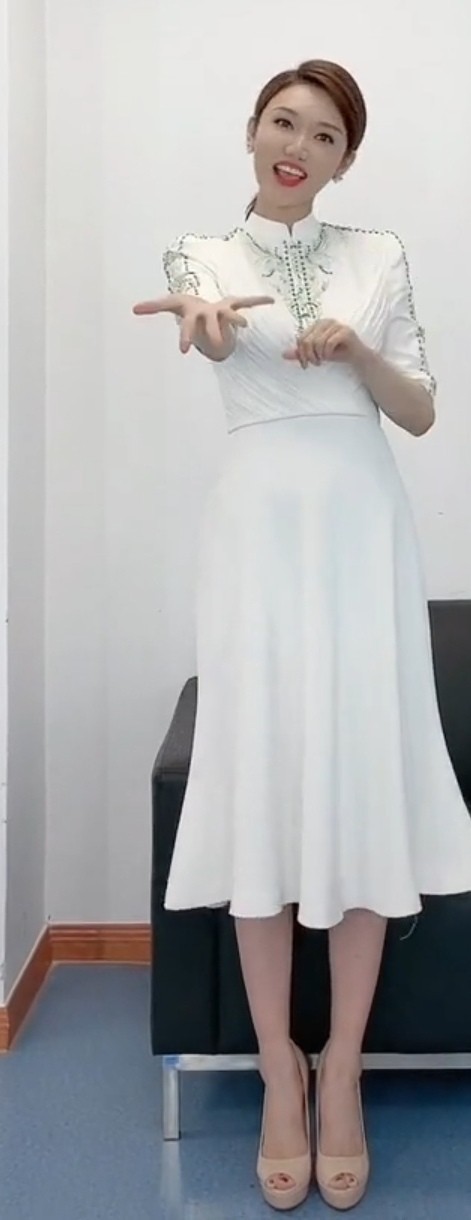 央视主持龙洋感谢观众细腰长腿太吸睛诗词大会10期收视连冠能力强