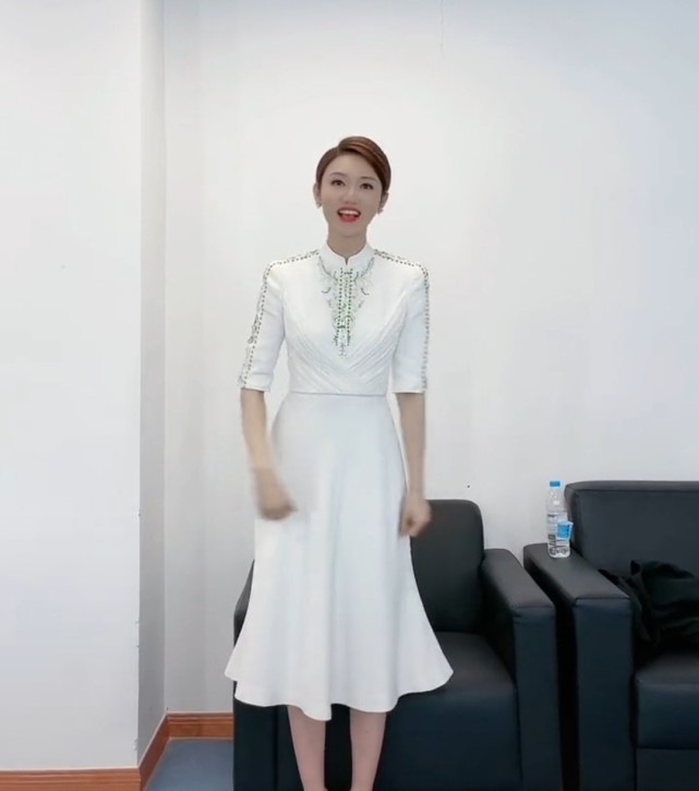 央视主持龙洋感谢观众细腰长腿太吸睛诗词大会10期收视连冠能力强