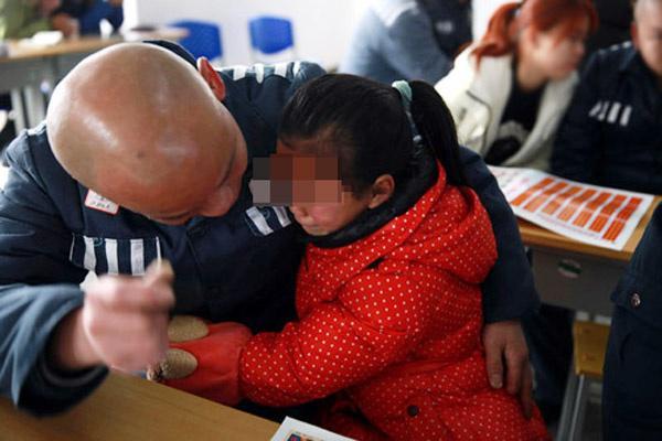 老人千里探监弄丢7岁孙女,孙女被好心人收养12年,还考上了大学