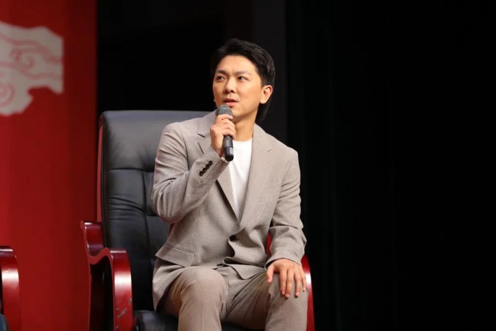 《觉醒年代》热播后,查文浩收获许多粉丝,许多"00后"粉丝通过微博私信