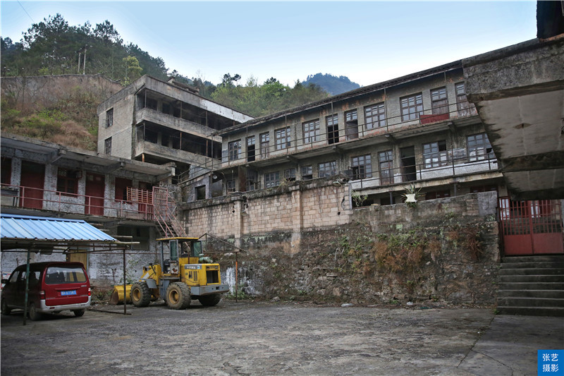 贵州丹寨汞矿附近有座废弃的监狱高墙电网密布有人曾越狱成功