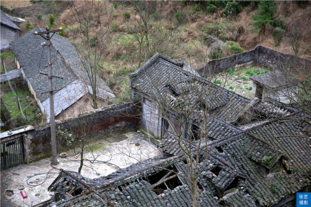贵州丹寨汞矿附近有座废弃的监狱高墙电网密布有人曾越狱成功
