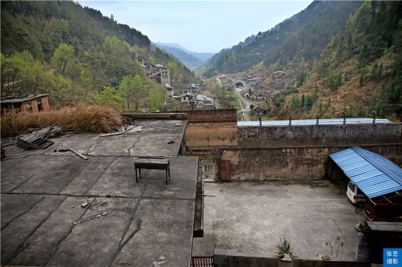 贵州丹寨汞矿附近有座废弃的监狱高墙电网密布有人曾越狱成功
