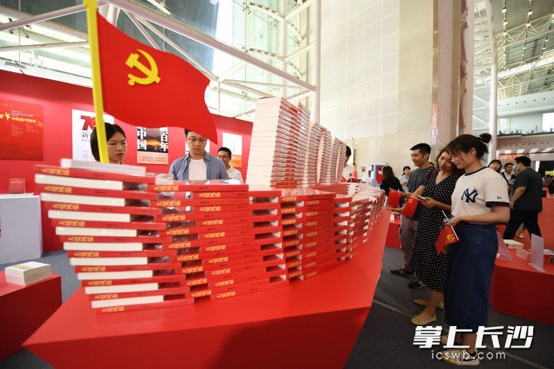 用书籍摆成的"红船"造型更是引人注目