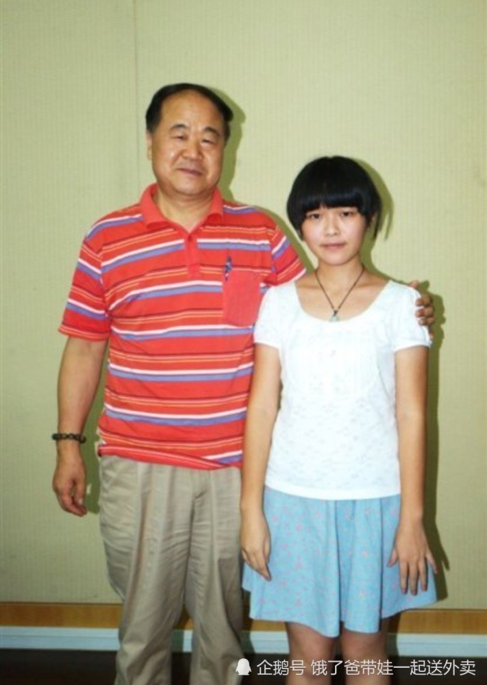 莫言拾麦穗的事我不管只是看看他的老照片那个年代的事自己没亲身经历