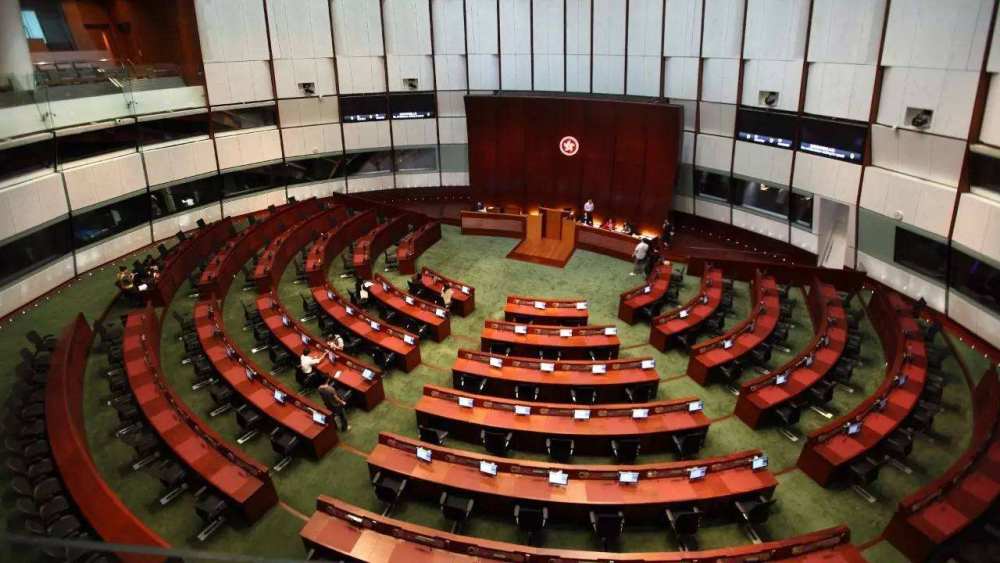 香港特区立法会三读通过相关条例草案区议员等公职人员需要宣誓