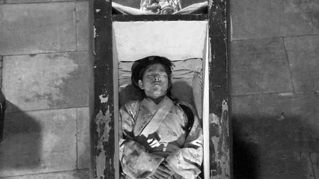 同时也激起了观众对古代法医的兴趣,毕竟古代的验尸方式远不及如今