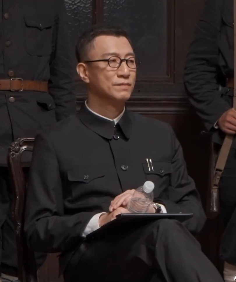 新综艺《萌探探探案》,孙红雷和空气飙戏,再现余则成经典造型