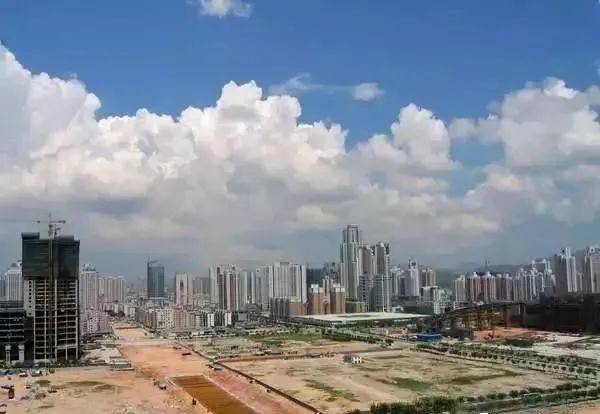 2003年,深圳,在信息枢纽大厦上拍摄的福田cbd工地(右为建设中的会展