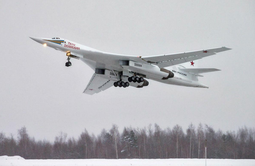 大国的核动力轰炸机,本身就是个"核武器",美国也不敢击落