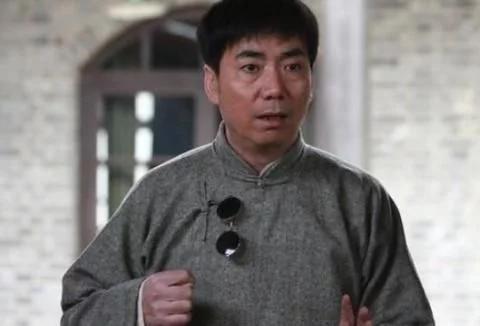 喜剧演员范明为什么甘愿娶大6岁的二婚女还成为模范继父