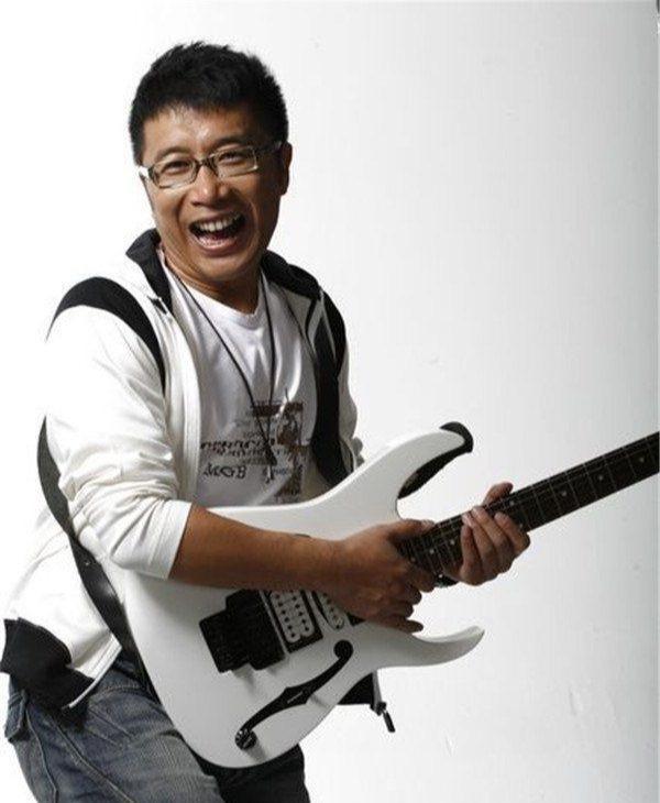 因《两只蝴蝶》爆火的庞龙,突然间销声匿迹,原因令人深思