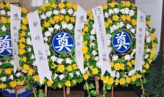 奶奶去世后,孙女上厕所一小时迟迟不回来,母亲踏进厕所一看流泪