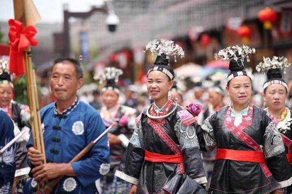 5月16日,演員在丹寨縣萬達小鎮非遺歌舞展演活動上表演苗族踩鼓舞.