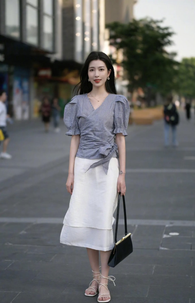 小个子女生出门穿裙子平底鞋洋气舒适还显高值得借鉴