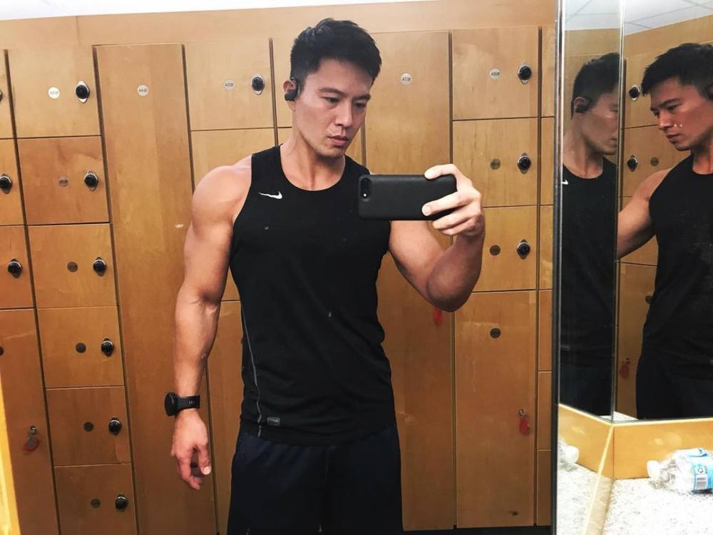 安志杰开心庆44岁生日,小11岁娇妻近照宛如少女,一双儿女颜值高