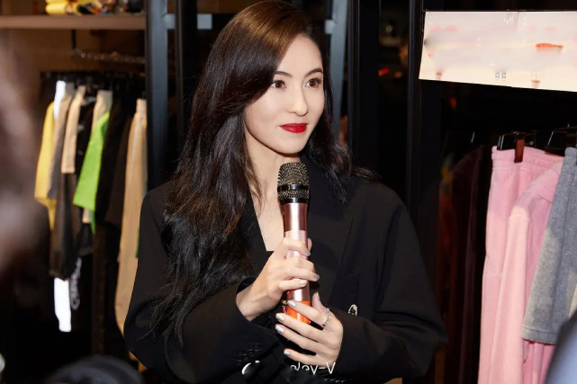 张柏芝郑州出席活动,生图美貌惊艳众网友,穿一双丑鞋子惨被吐槽