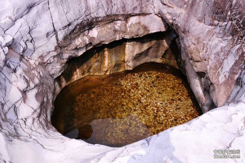 石头侃贵州平塘甲青干河河床上的这些坑洞到底是什么