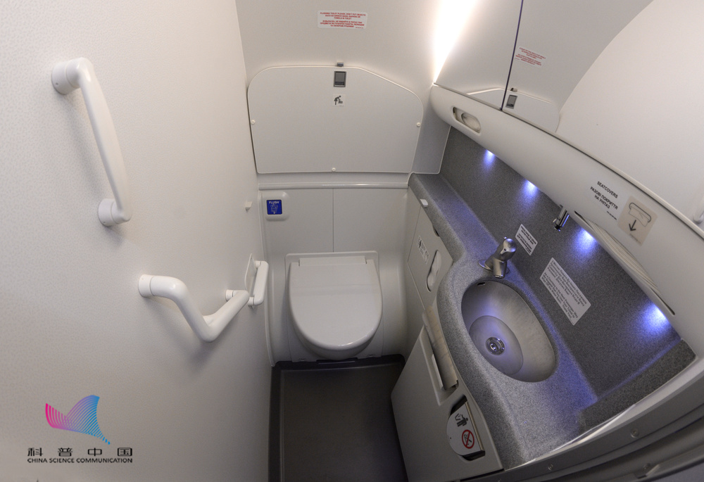 【科普东明】飞机厕所冲掉的东西去哪了?终于知道答案了