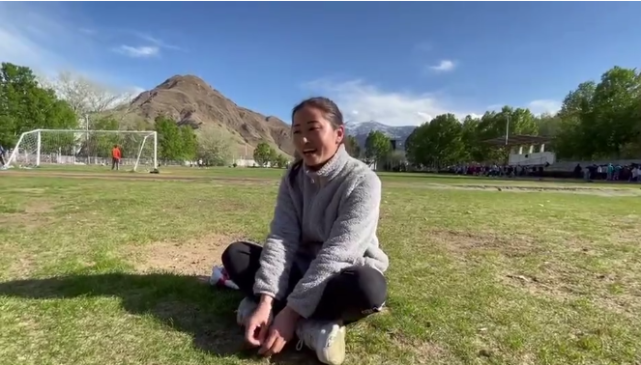 十多年前,7岁的洛桑曲珍走失在拉萨的街头,幸运的是她遇到了一位七十