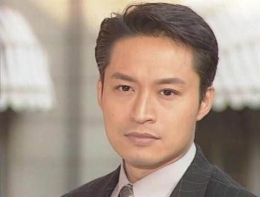 59岁马景涛好时髦破洞裤配紧身衣秀肌肉俩儿子颜值也遗传他