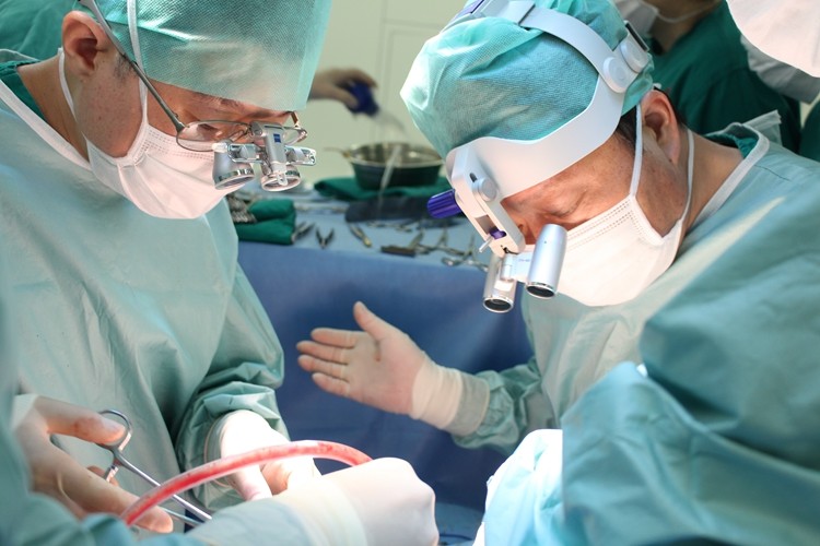 早上进行一台"无缺血"肝脏移植手术,最关键步骤仍需要何晓顺主刀