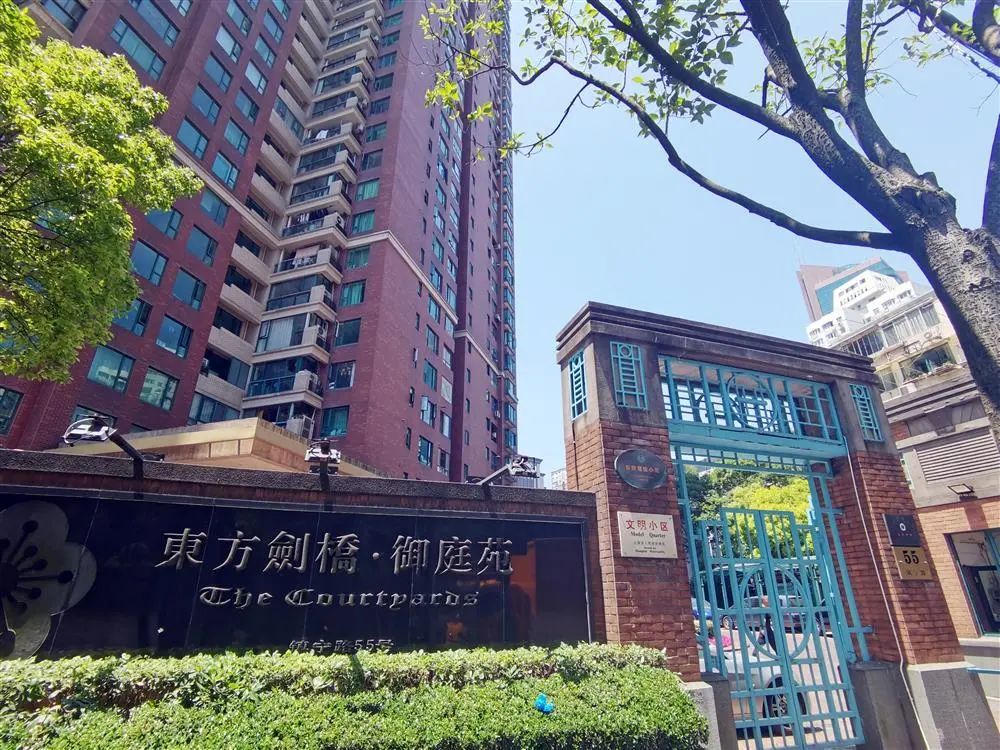 5月初,长宁区镇宁路55号东方剑桥御庭苑居民李女士就拨打了12345市民