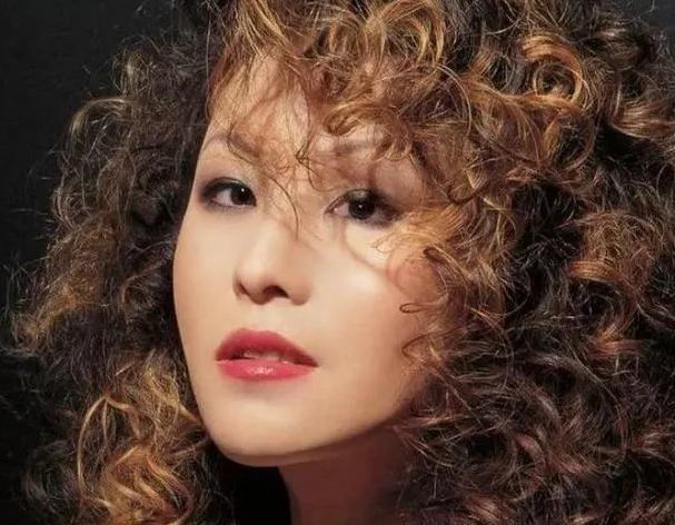 从问题少女到摇滚天后头部骨裂左眼被摘的罗琦今怎样了