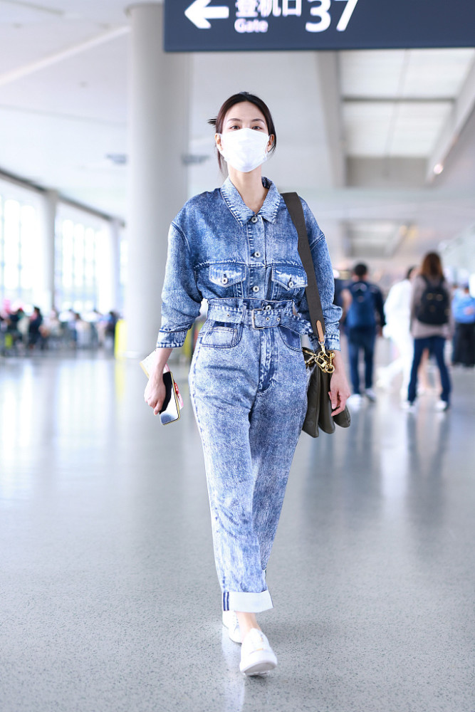 王霏霏穿牛仔连体衣配小白鞋清新时尚