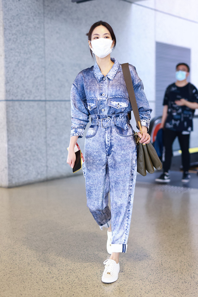 王霏霏穿牛仔连体衣配小白鞋清新时尚