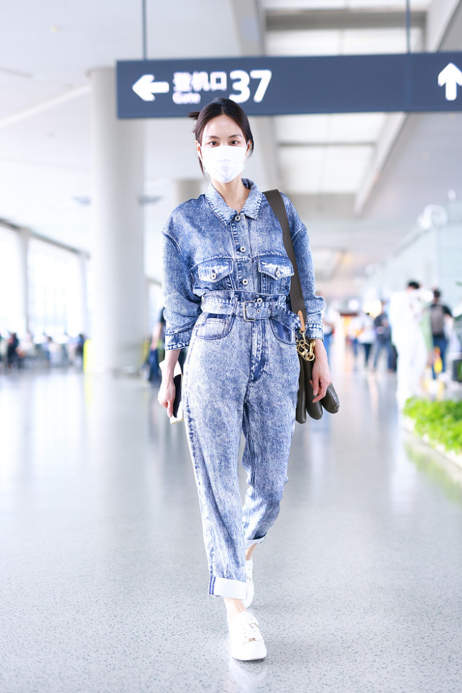 王霏霏穿牛仔连体衣配小白鞋清新时尚