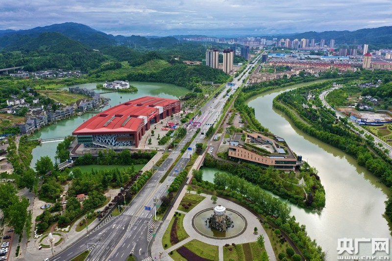 比赛路线以茶博会展中心为起终点,途沿茶城大道,石坛街,双拥路等路段