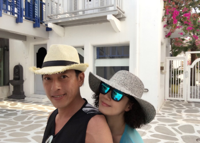吕颂贤老婆麦景婷奔六的年纪还穿得这么简约饱满身形挺抢镜