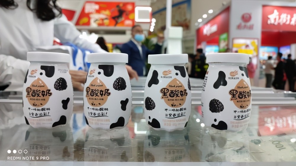 三剑客新品黑酸奶