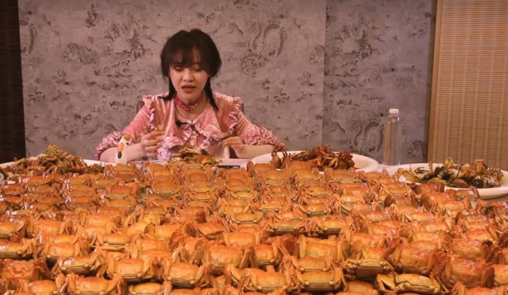 密子君去徐记海鲜店,一口气吃2000只小龙虾,看到账单时不说话了