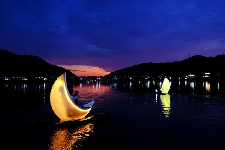 韩国浪漫的发光月亮船