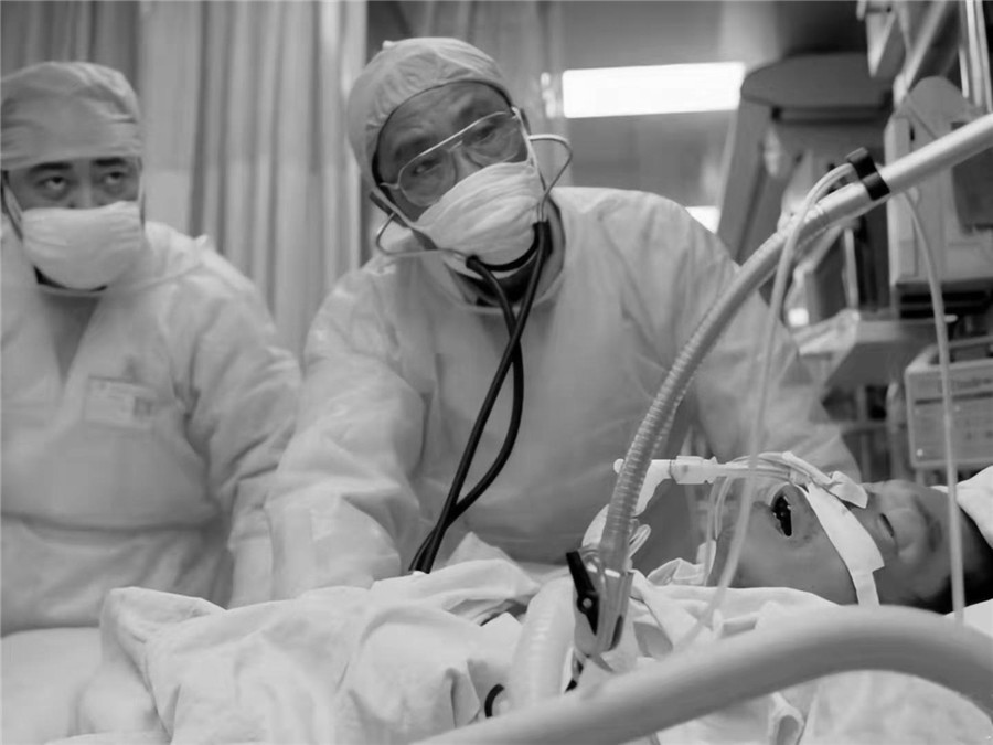 实拍2003年非典患者临死前无法见到亲人图9处理患者遗体