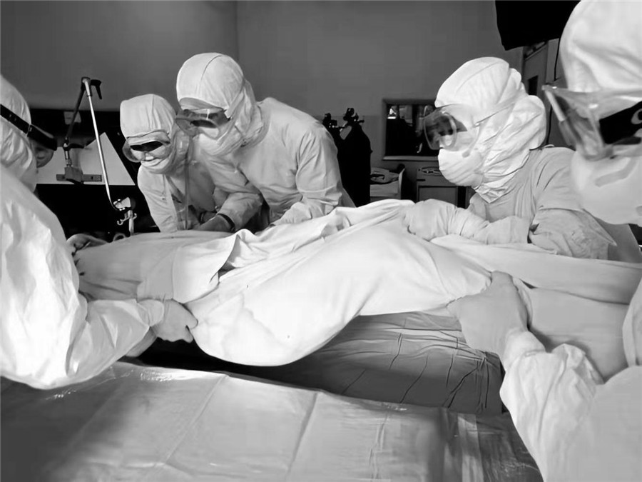 实拍2003年非典患者临死前无法见到亲人图9处理患者遗体